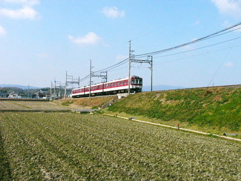 築堤を上る西田原本行き